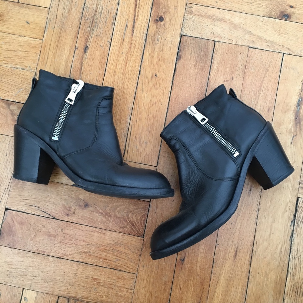 Steven black leather booties with double zippers